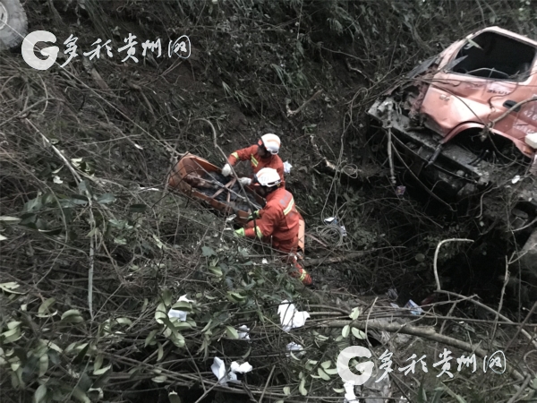 （社會）安全帶救了他的命！貨車墜入百米山崖 司機生還