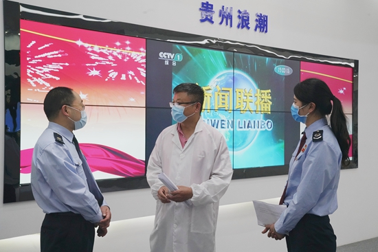 貴州貴安稅務：減稅降費出實招 企業發展增後勁_fororder_稅務幹部走訪貴州浪潮英信科技有限公司,主動問需問難（張紫韋 攝）.JPG