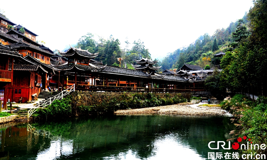 貴州臺江紅陽苗寨：青山環抱民族風情古樸濃郁（組圖）_fororder_小溪