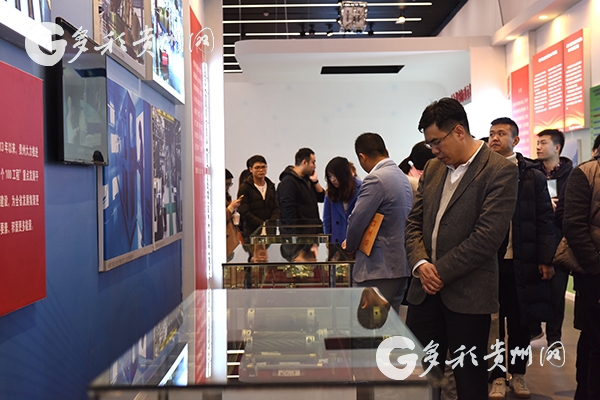 （社會）媒體人眼中的貴州40年：本網員工赴美術館參觀