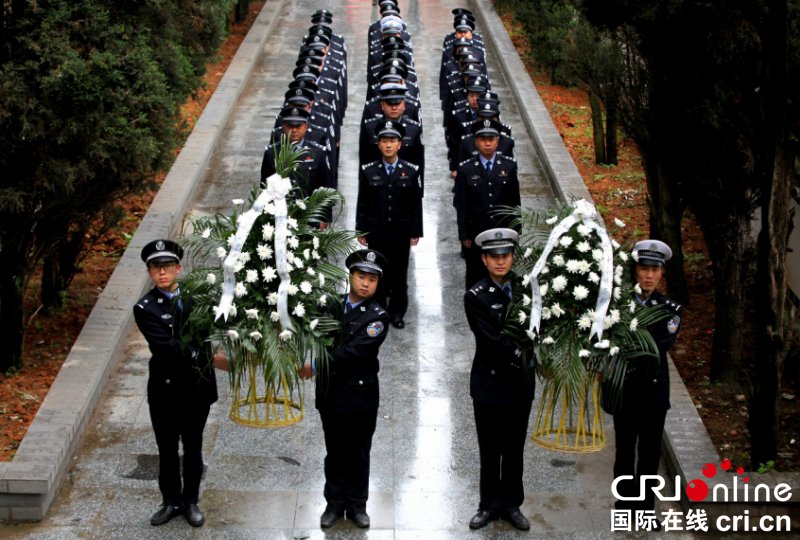 貴州黔西：公安民警集體緬懷英烈 （組圖）