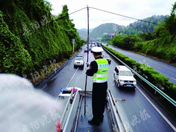 （社會）鋼繩橫斷高速路 交警托舉半小時