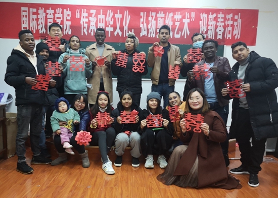 （有修改）（加急稿）貴州民族大學留學生：話新春 聊民俗 學剪紙 感受濃厚的中國傳統文化