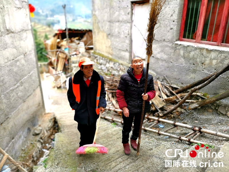 貴州黔西：大山裏的六旬環衛夫妻（組圖）