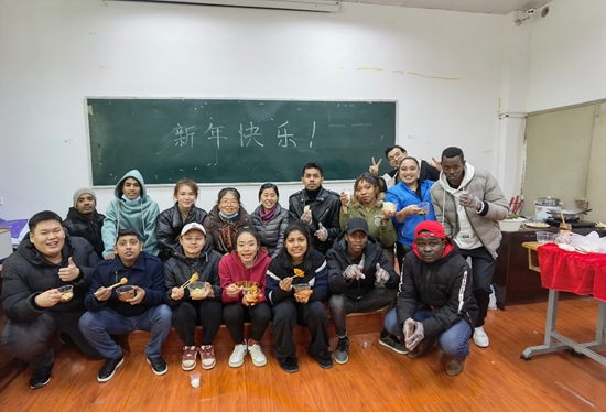 （有修改）（加急稿）貴州民族大學留學生：話新春 聊民俗 學剪紙 感受濃厚的中國傳統文化