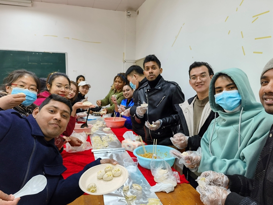 （有修改）（加急稿）貴州民族大學留學生：話新春 聊民俗 學剪紙 感受濃厚的中國傳統文化