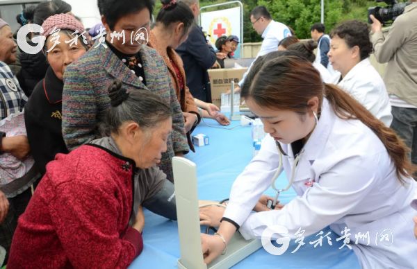 （社會）貴州省紅十字會組織開展“參與脫貧攻堅紅十字志願服務進農村”活動