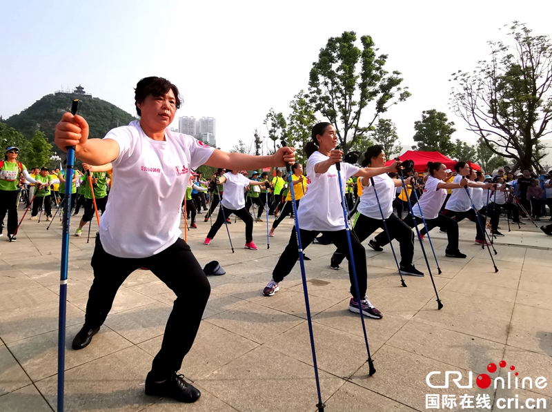 貴州黔西：2000余名徒步者“樂在行走中”（組圖）