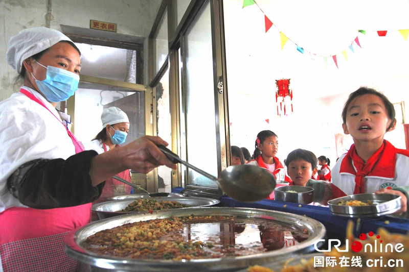 貴州黔西：讓孩子們吃安全健康的營養餐（組圖）