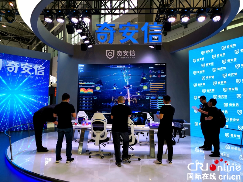 貴州貴陽：數博會展館布展忙（組圖）
