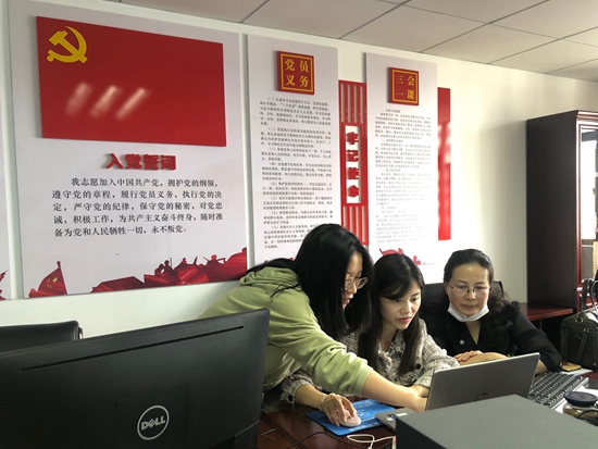 （供稿）貴陽稅務：稅企攜手共建稅收志願服務_fororder_志願者參與現場模擬申報攝影：譚孟