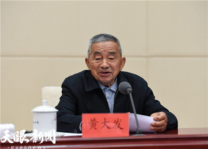 貴州省委理論學習中心組先進典型專題報告會舉行 孫志剛主持並講話