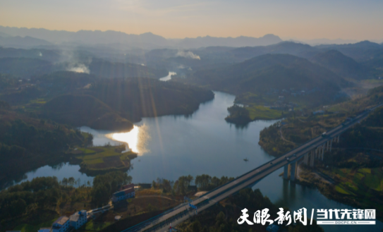 （中首）冬日暖陽下清水江的兩副“面孔”