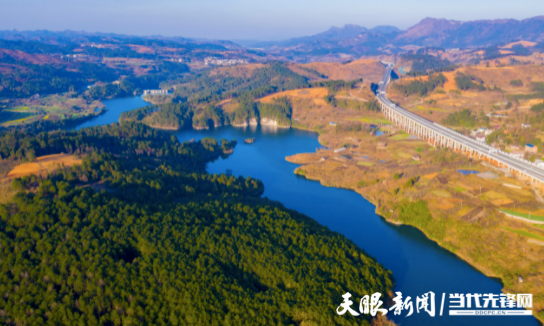 （中首）冬日暖陽下清水江的兩副“面孔”