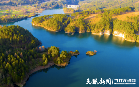 （中首）冬日暖陽下清水江的兩副“面孔”