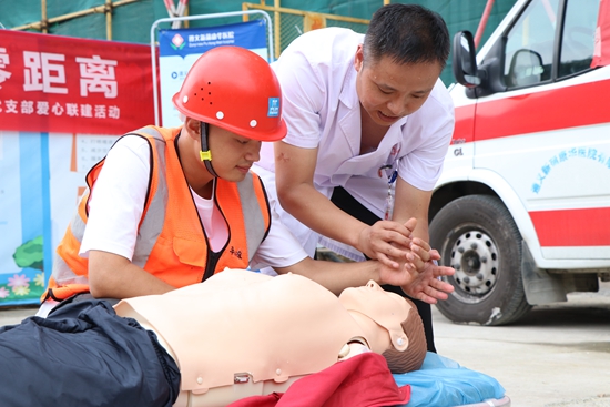 貴州遵義：關愛民工健康 免費體檢進工地