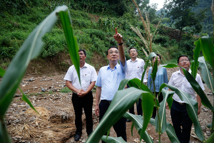 （頭條）李克強在貴州銅仁大山深處走訪看望受災貧困戶
