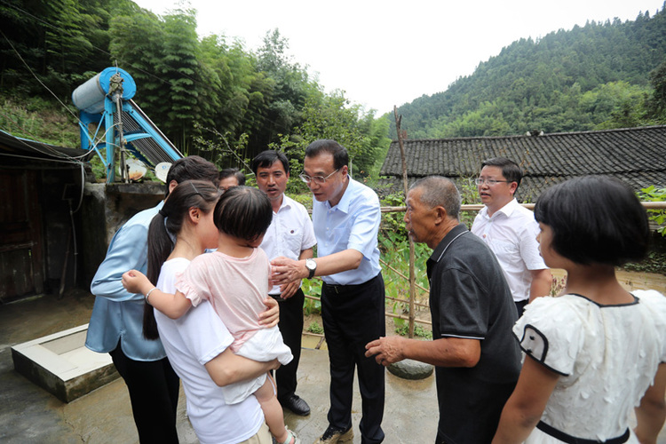 （頭條）李克強在貴州銅仁大山深處走訪看望受災貧困戶