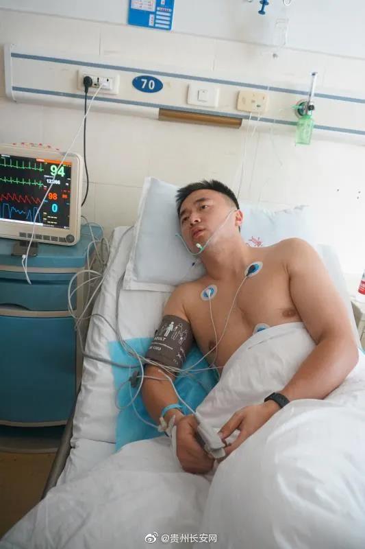 安順公交墜湖後，法警陳陽陽跳水救人！