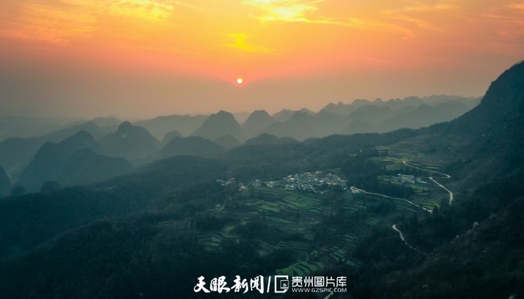 （中首）黔西南望謨：多彩晚霞 炫麗如畫