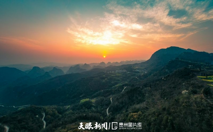 （中首）黔西南望謨：多彩晚霞 炫麗如畫