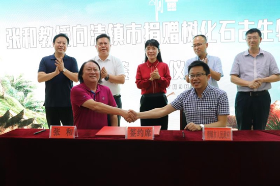 中國古脊椎動物學會理事張和向貴州清鎮捐贈總價值約2億多元藏品