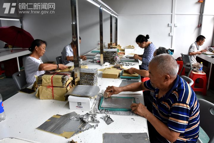 貴州銅仁：松桃扶貧車間成搬遷群眾家門口致富"夢工廠"