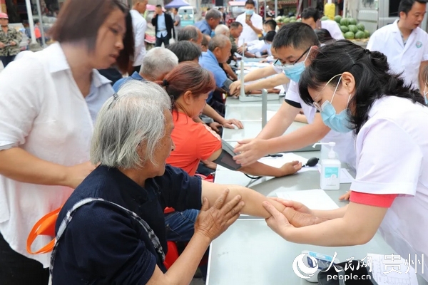 貴州荔波：夫妻醫生打造一支帶不走“鐵隊伍”