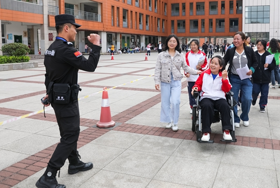 （供稿）貴州六盤水：一個人的考場 一群人的守護_fororder_3cd1545923b932c96a7b5a27effa0c6
