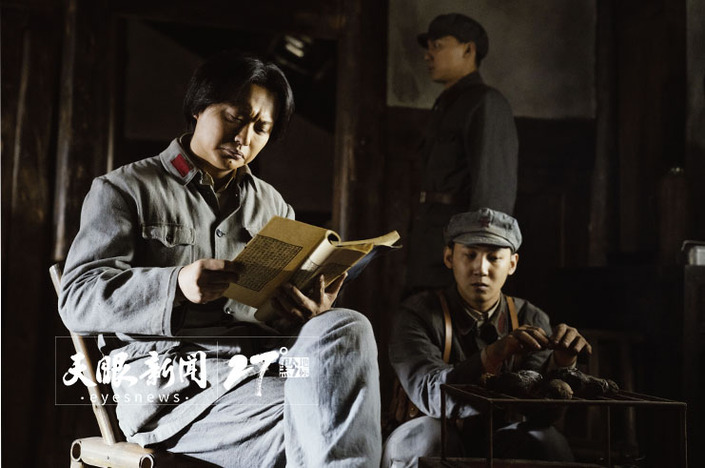 （要聞、客戶端貴州帶圖列表、移動版）聚焦《偉大的轉折》·專訪主演侯京健再度飾演毛澤東 是精神上的又一次洗禮