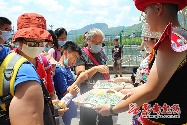 時隔186天跨省遊恢復 廣東人包列黔南遊首發團抵勻