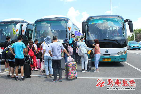 時隔186天跨省遊恢復 廣東人包列黔南遊首發團抵勻