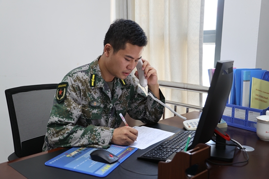 （供稿）貴州碧江紮實開展精準徵兵宣傳工作_fororder_徵兵辦工作人員電話聯繫大學畢業生.JPG