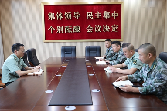 （供稿）貴州碧江人民武裝部組織學習“八一勳章”獲得者杜富國先進事蹟_fororder_召開黨小組會議學習杜富國先進事蹟.JPG
