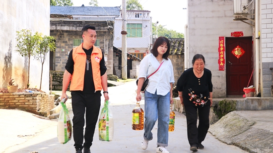 （供稿）貴州銅仁陽光志願者協會會長任廷波：退伍不褪色 公益路上勇擔當_fororder_05ba0352988e0be10dd88f5d78d55bd
