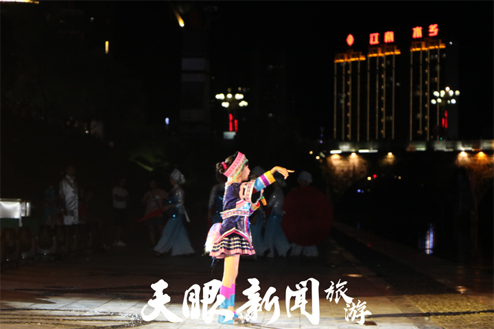 一船點亮惠水夜遊 好花紅唱響漣江河
