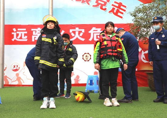 貴州都勻消防進校園開展應急演練 拉緊安全“紅線”_fororder_鄒元紅 攝1