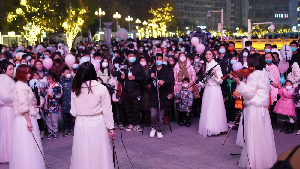 貴州畢節：點亮老城夜經濟 街區展現新活力_fororder_2022年12月9日，市民在貴州省畢節市七星關區青年路的公園集市遊玩。(羅大富 攝)  (2)