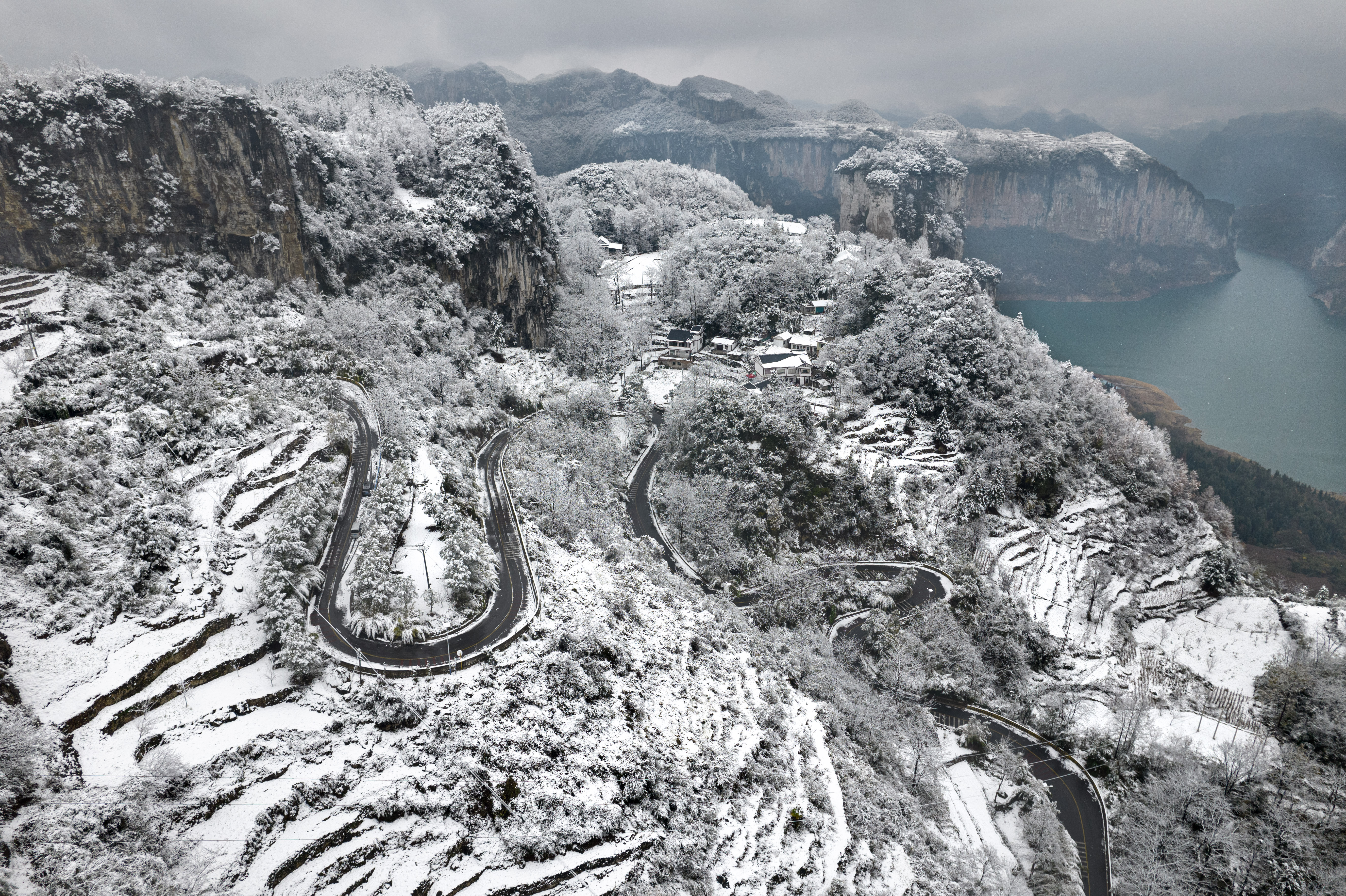 （供稿）貴州多地迎降雪 白色大地景色美_fororder_2022年12月28日拍攝的貴州省黔西市新仁苗族鄉化屋村雪景（無人機照片）。DJI_0264.JPG
