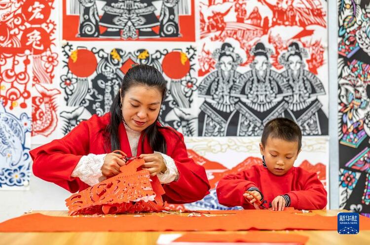 貴州黔西：剪紙迎新年 非遺續傳承