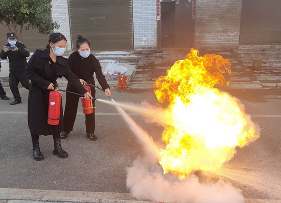 貴州興義“鄉村振興消防安全萬里行”走進萬峰林安置區_fororder_參加活動的群眾積極開展滅火實戰演練