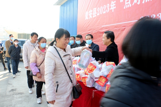 （供稿）貴州甕安：350名務工人員搭乘直通車返崗務工_fororder_3