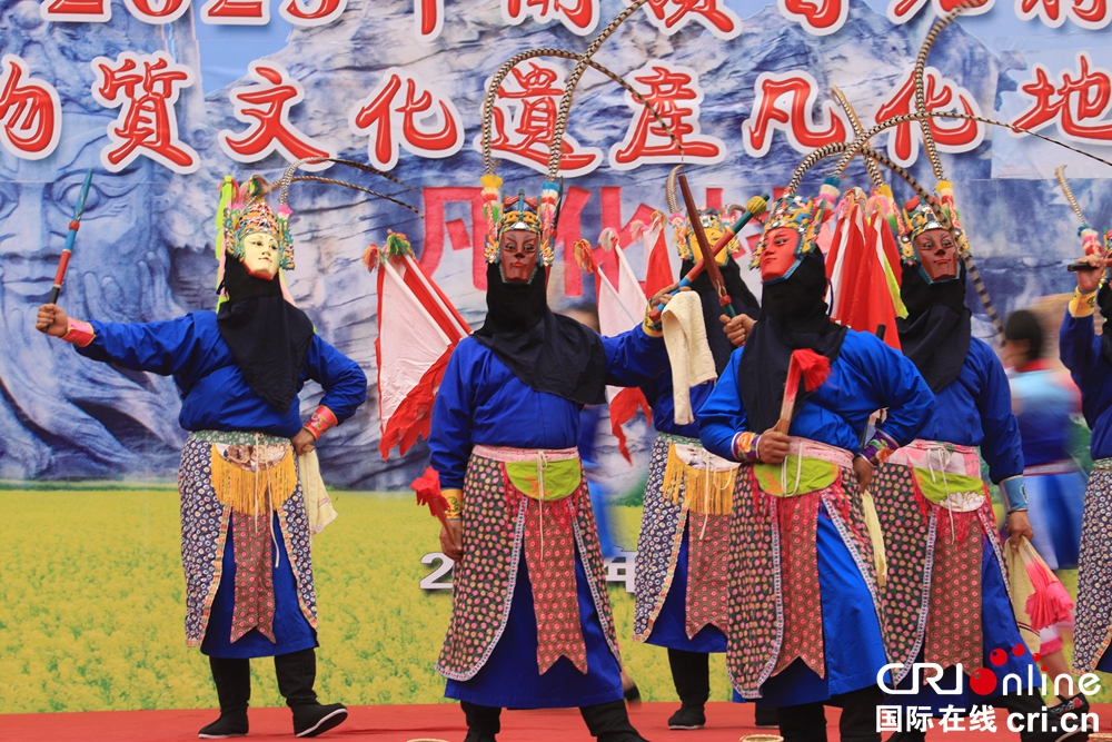 貴州關嶺首屆省級非遺凡化地戲展演活動開幕_fororder_獨具地方特色的地戲表演  攝影  楊展淩 (4)