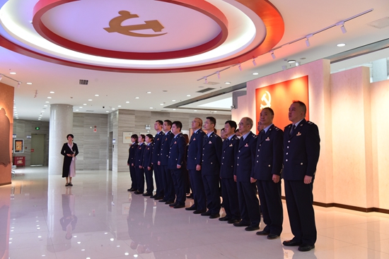 （供稿）畢節稅務：警示教育揚正氣 紅色傳承鑄鐵軍_fororder_全體紀檢幹部觀看警示教育片.JPG