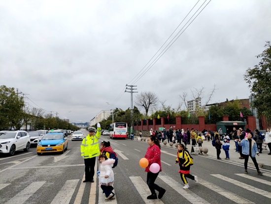 （供稿）貴州甕安交警部門多措並舉守護學生平安上學路_fororder_1
