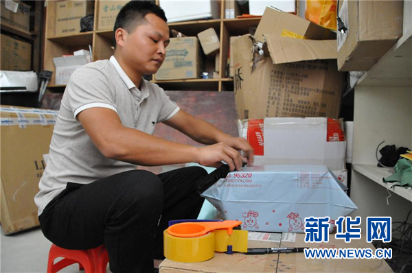 （社會）手機成為“新農具”莊戶人變“新店家”——農村電商助力農民豐收