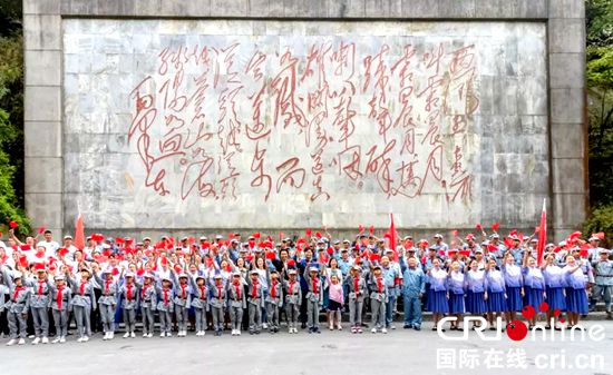 貴州遵義匯川：婁山關上演《我和我的祖國》快閃活動迎國慶