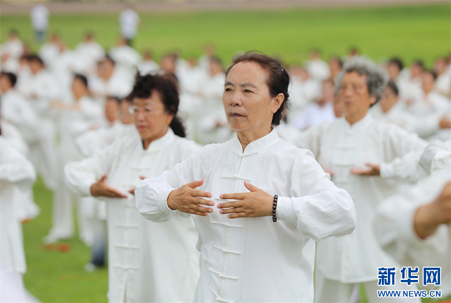 貴陽市民“武”動雲漫湖