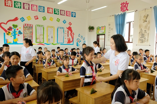 （供稿）貴州天柱：端午校園粽粑香_fororder_給學生贈送紅蛋.JPG