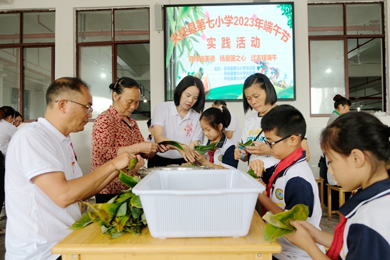 （供稿）貴州天柱：端午校園粽粑香_fororder_師生家長在包粽子.JPG